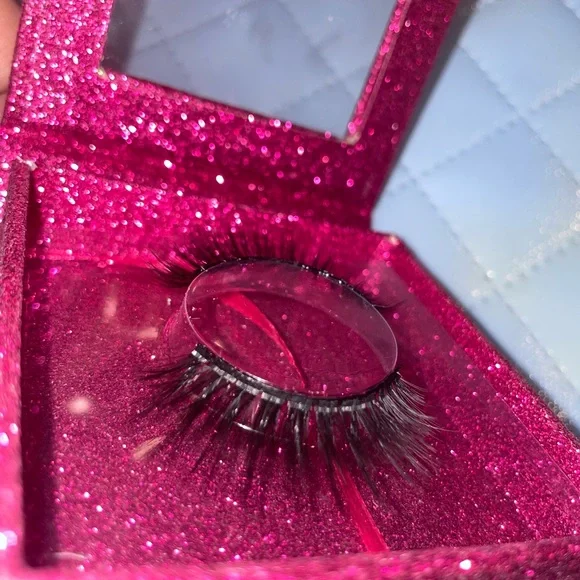 Lashes in glitter boxes ✨ - Picture 4 of 6
